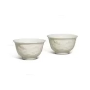 A pair of fine 'Dehua' 'dragon' cups, Qing dynasty, Kangxi periodDiameters-国际艺术品交易网