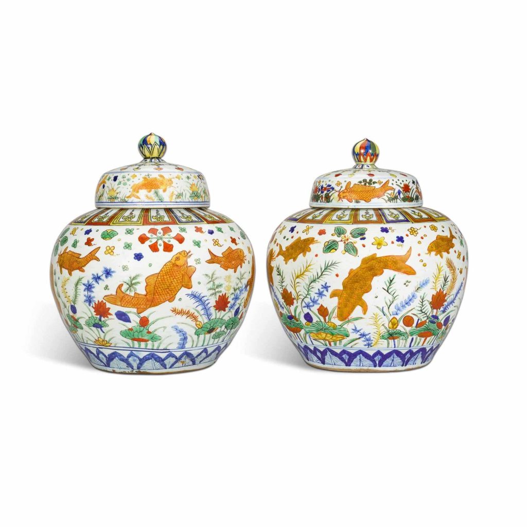 图片[1]-An exceptionally rare and magnificent pair of wucai 'fish' jars and covers, Marks and period of JiajingOverall-国际艺术品交易网