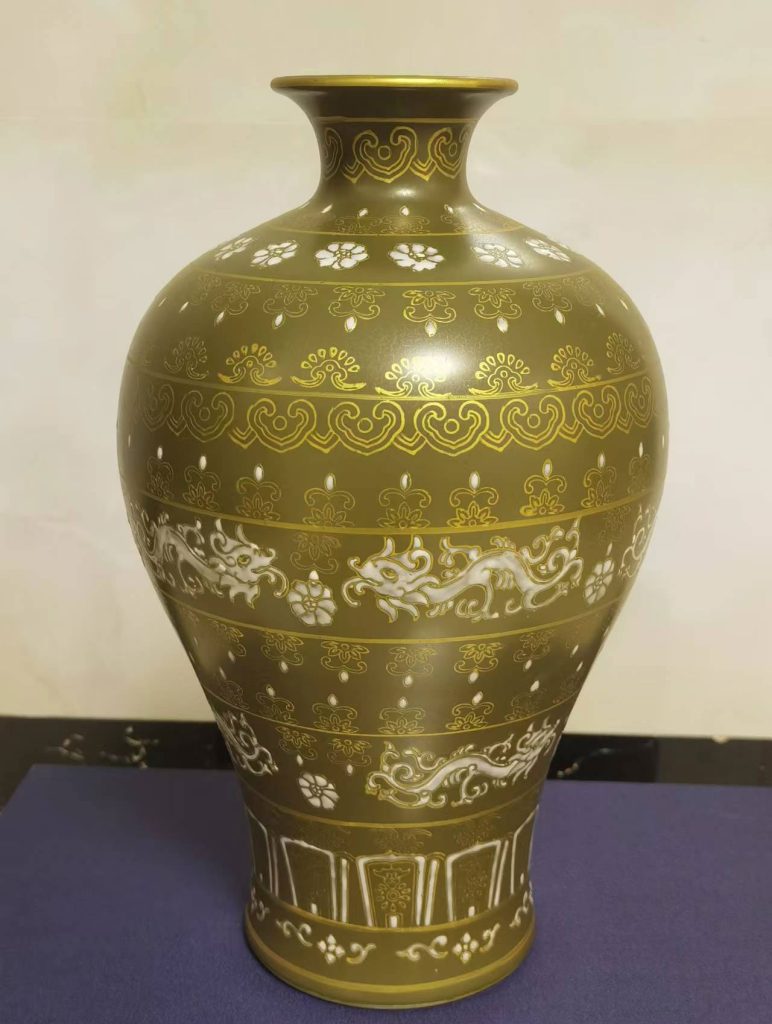 图片[1]-Draw a golden dragon pattern colorful jade pot spring bottle-国际艺术品交易网