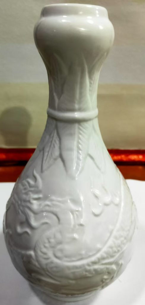 图片[1]-High imitation Yuan Dynasty Shufu style hidden dragon pattern white ceramic garlic bottle-国际艺术品交易网