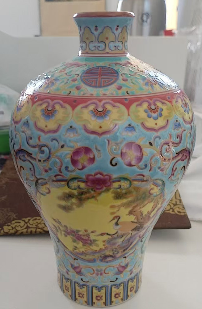 Pastel porcelain bottle-国际艺术品交易网