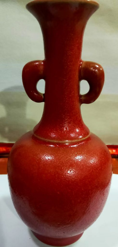 图片[1]-Qing Dynasty Kangxilang red glaze elephant ear bottle-国际艺术品交易网