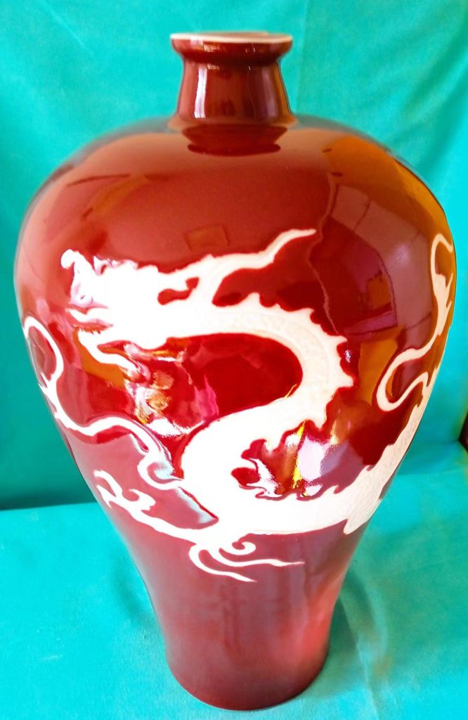 图片[1]-Red glazed white carved dragon-print plum bottle-国际艺术品交易网