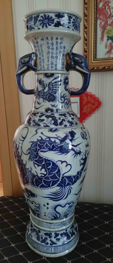 图片[1]-A pair of blue and white glazed red and blue porcelain bottles-国际艺术品交易网