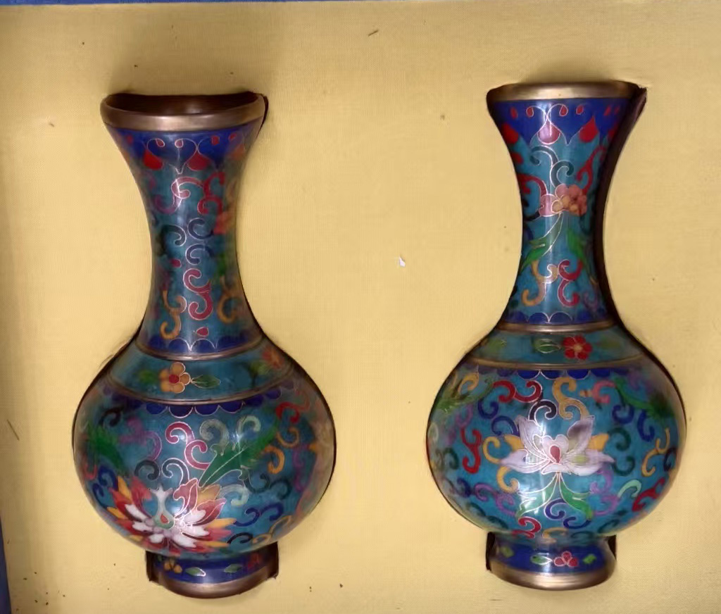 A pair of cloisonne copper tire vases in the Qing Dynasty-国际艺术品交易网