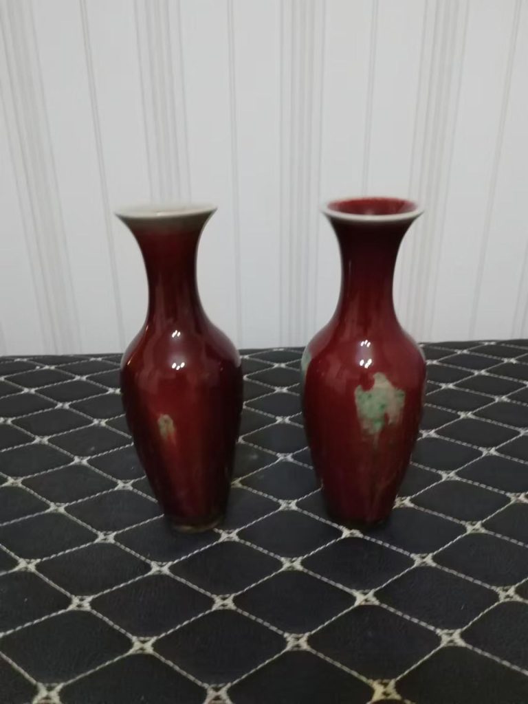 图片[1]-A pair of red beauty drunken small porcelain bottles-国际艺术品交易网