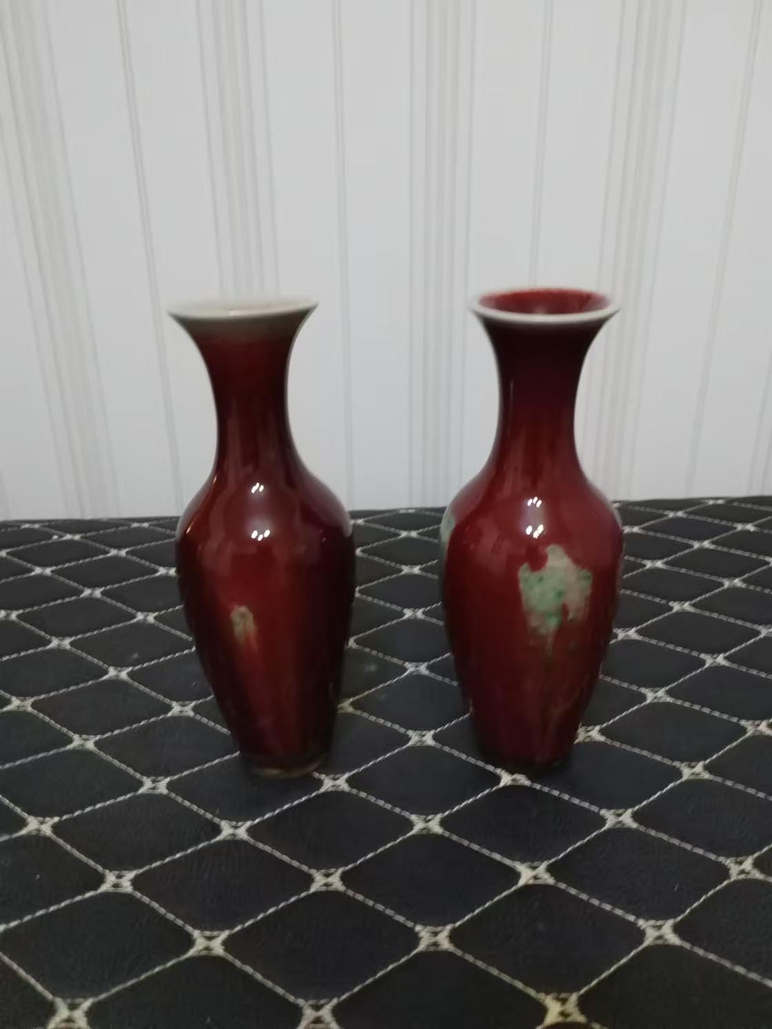 A pair of red beauty drunken small porcelain bottles-国际艺术品交易网