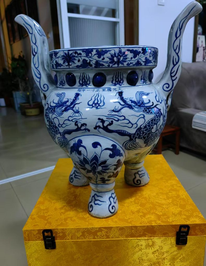 图片[1]-Antique antique porcelain Dayuan country hand-painted blue and white three-legged incense burner-国际艺术品交易网