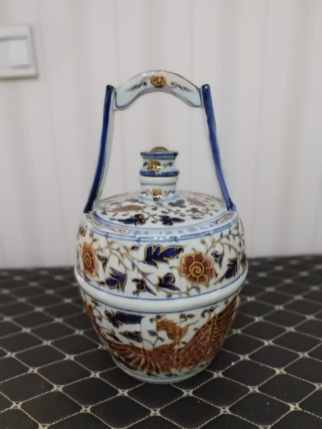 Blue and white glaze away from the red wine jar-国际艺术品交易网