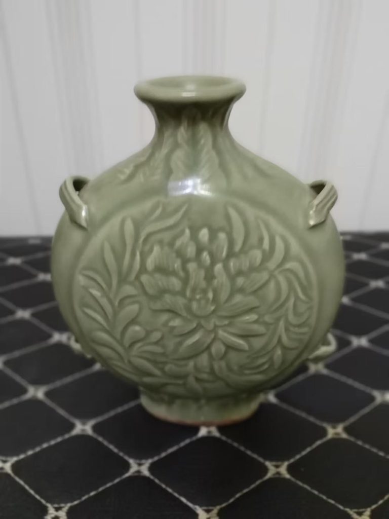 图片[1]-Celadon carved flatten bottle-国际艺术品交易网
