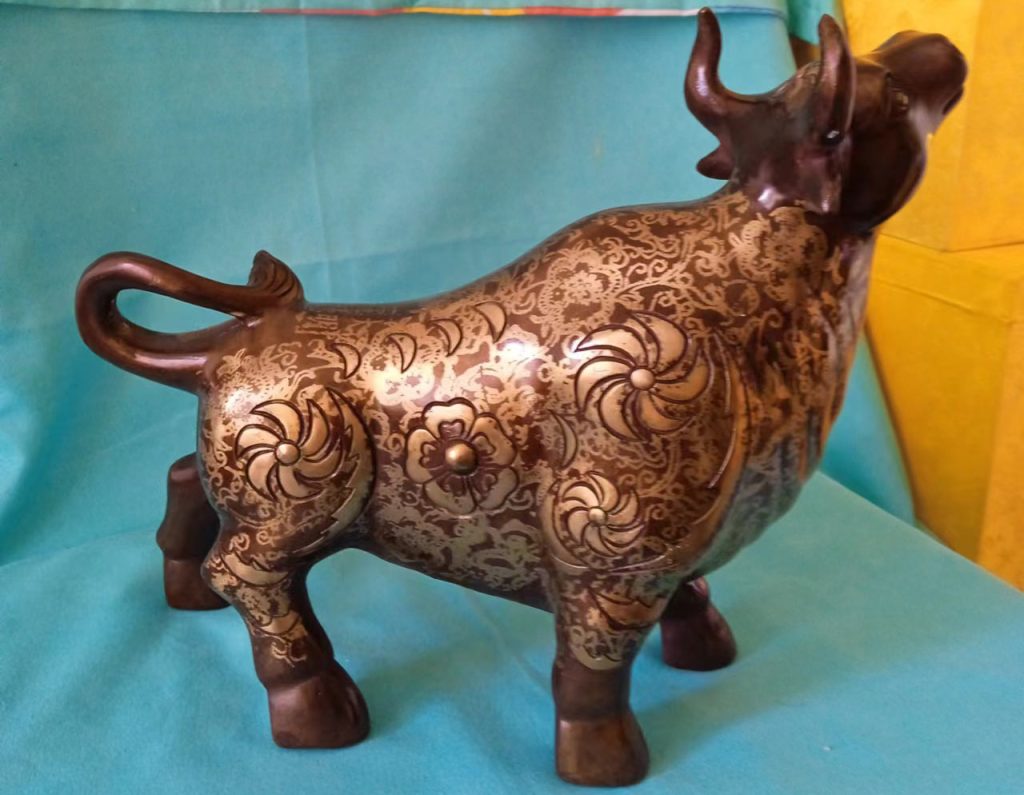 图片[1]-Copper cow decoration attracts wealth and is soaring.-国际艺术品交易网