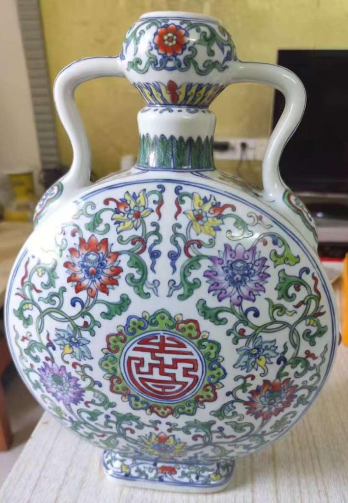 图片[1]-Enamel Ruyi ear flat bottle made in the year of Qianlong-国际艺术品交易网