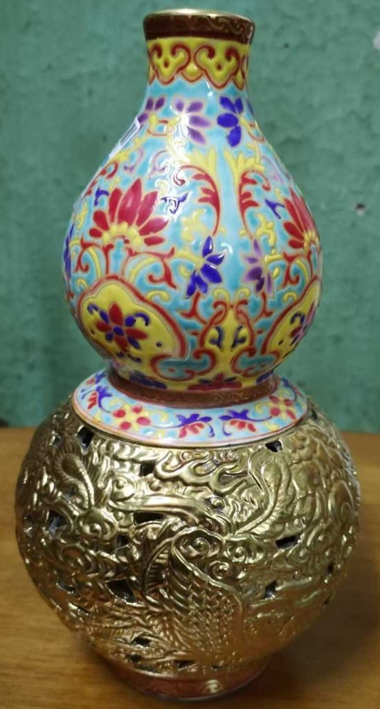 图片[1]-Enamel hollow drawing golden dragon pattern pine stone green-国际艺术品交易网