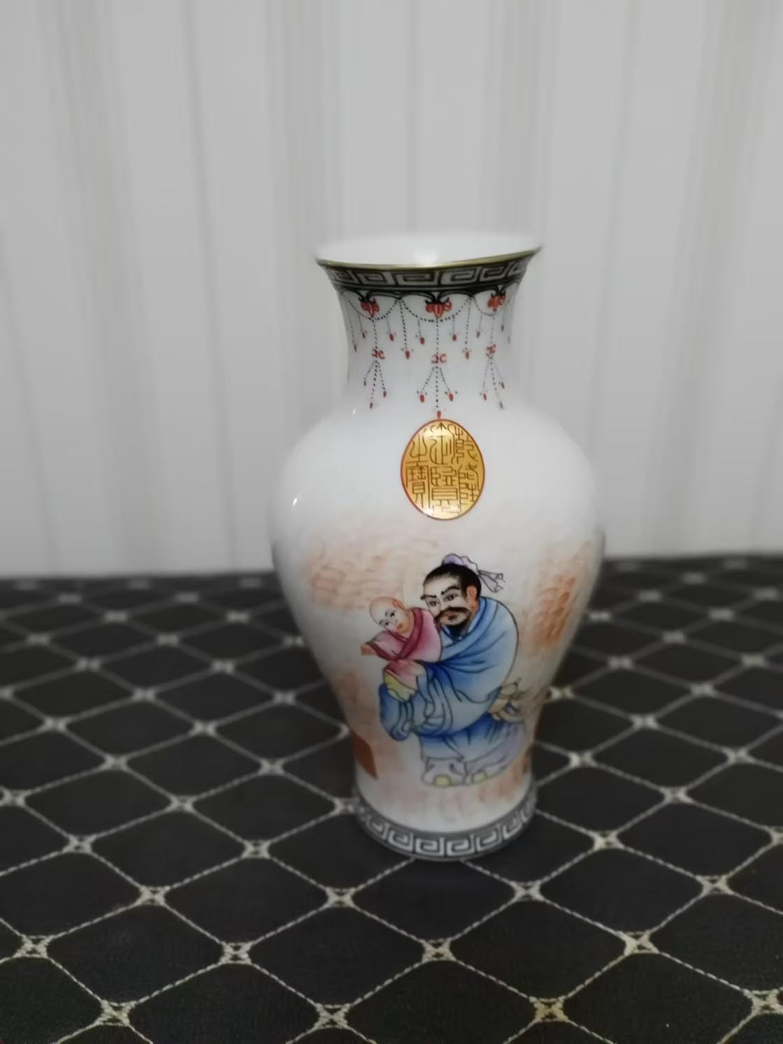 Fulu Shou Character White Glaze Bottle-国际艺术品交易网