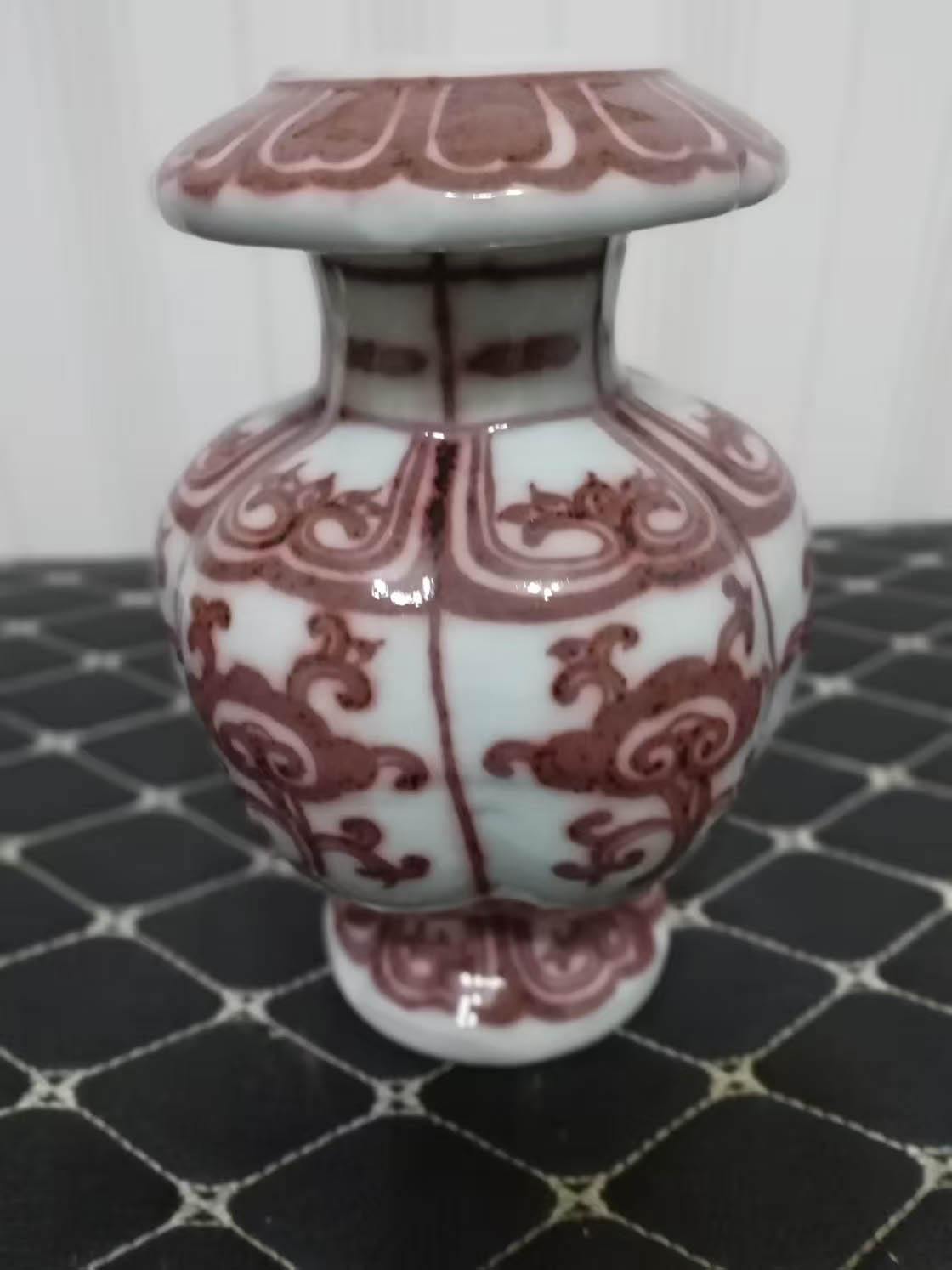 Glazed red porcelain-国际艺术品交易网