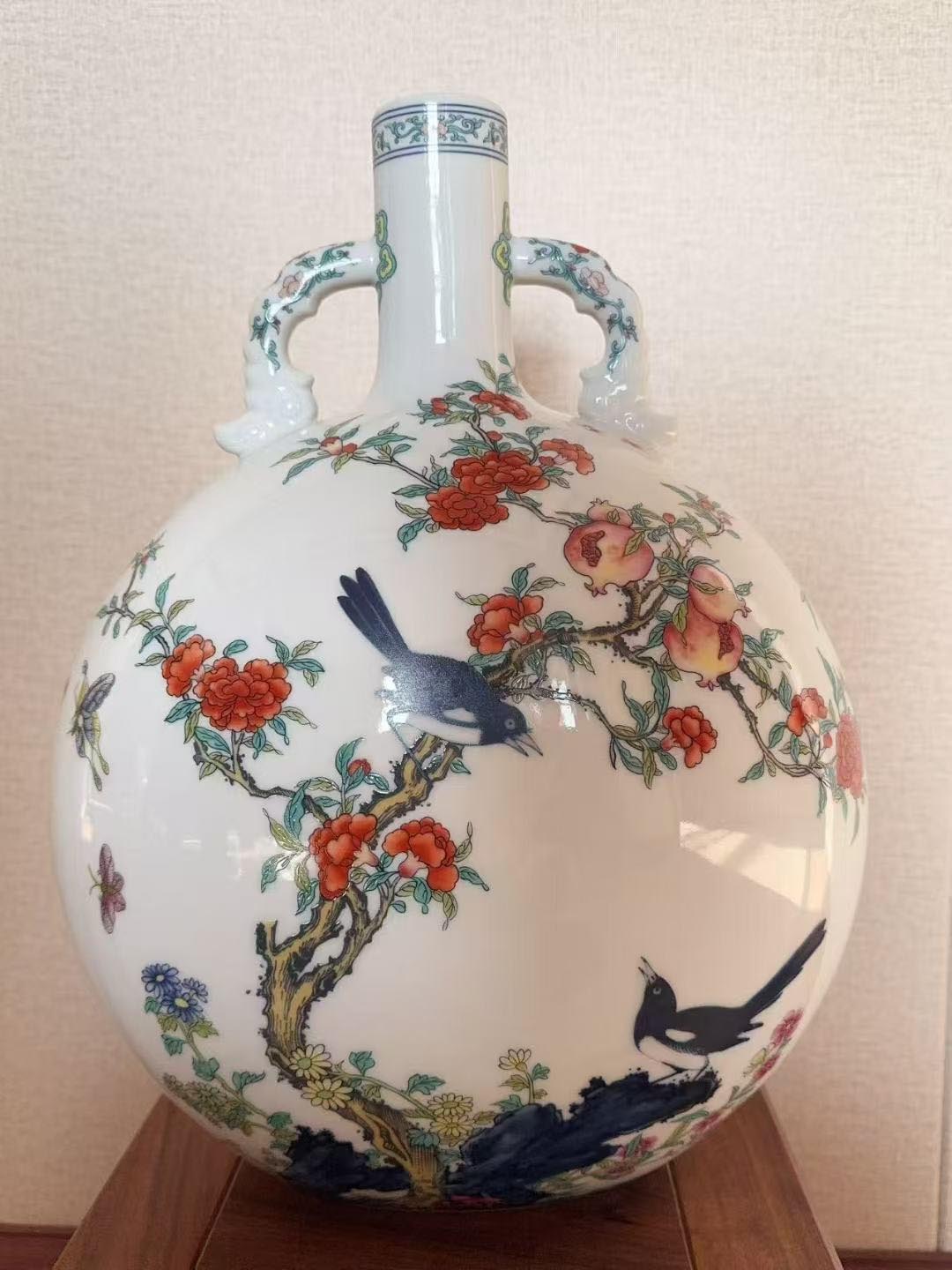 In the Yongzheng year of the Qing Dynasty, the colorful blue pollen, the birds' language and the fragrance of flowers-国际艺术品交易网