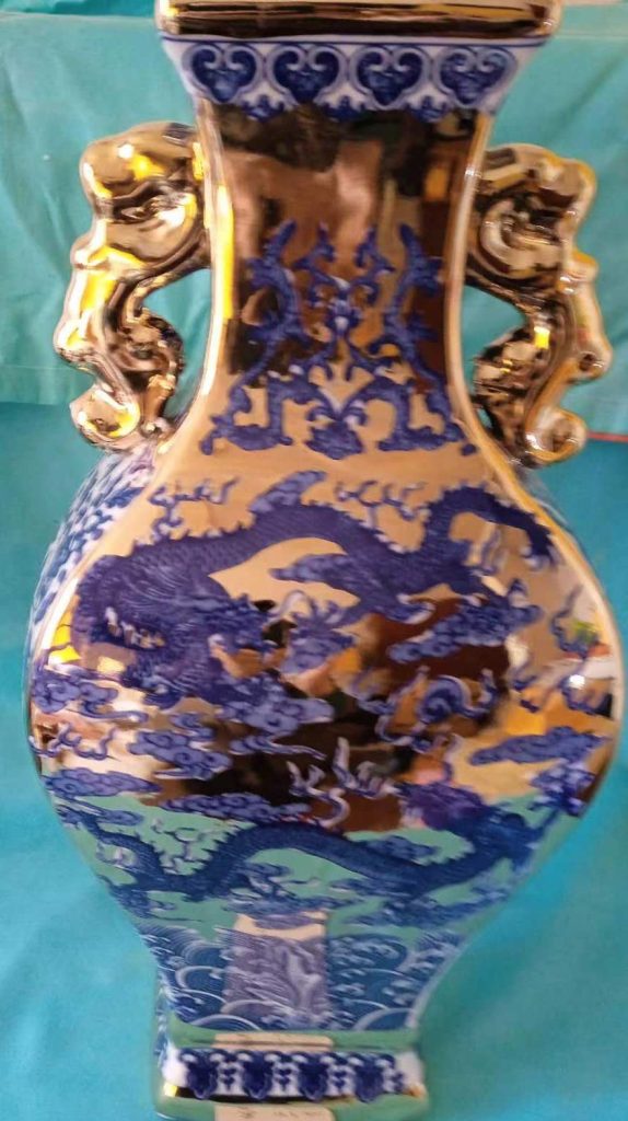 图片[1]-Jingdezhen Ceramics Blue and White Dragon Pattern Bottle-国际艺术品交易网