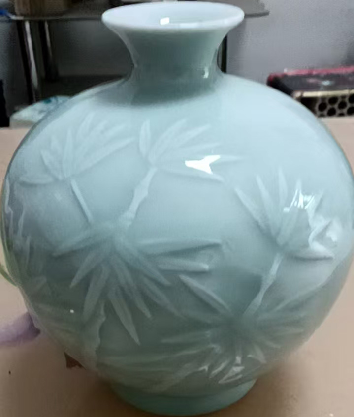 Jingdezhen porcelain relief bottle-国际艺术品交易网