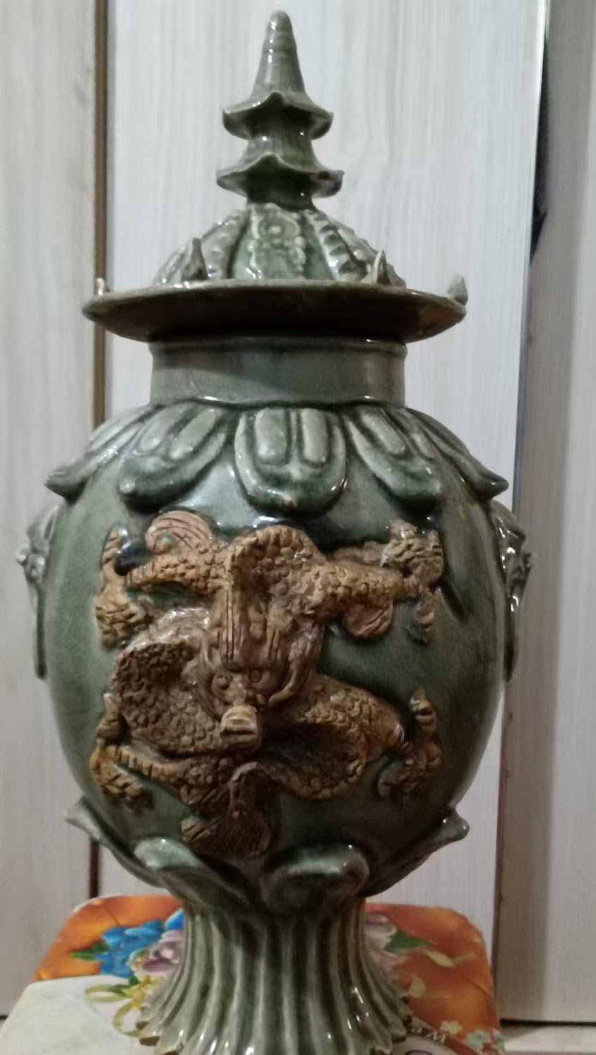 Monochrome glaze Longquan k Kiln carved dragon bottle with lid three-sided industrial glaze open sheet-国际艺术品交易网