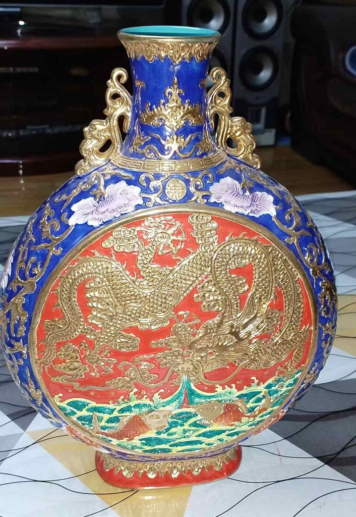 图片[1]-Qianlong annual carved dragon and phoenix gilded moon bottle-国际艺术品交易网