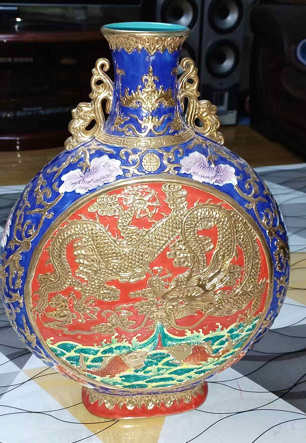 Qianlong annual carved dragon and phoenix gilded moon bottle-国际艺术品交易网