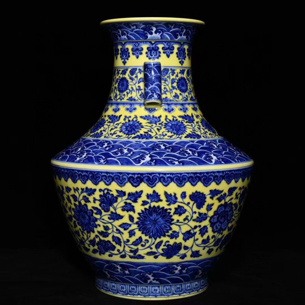 图片[1]-Qianlong yellowland blue and white tangled branches and flowers through the ear bottle-国际艺术品交易网