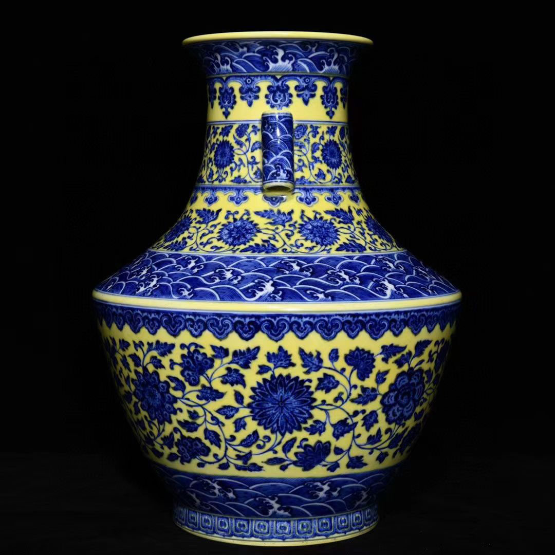 Qianlong yellowland blue and white tangled branches and flowers through the ear bottle-国际艺术品交易网