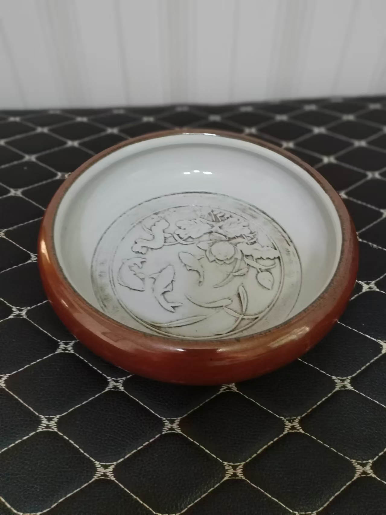 The shape of the purple gold glaze cigarette pot is carved by Wang Bingrong-国际艺术品交易网