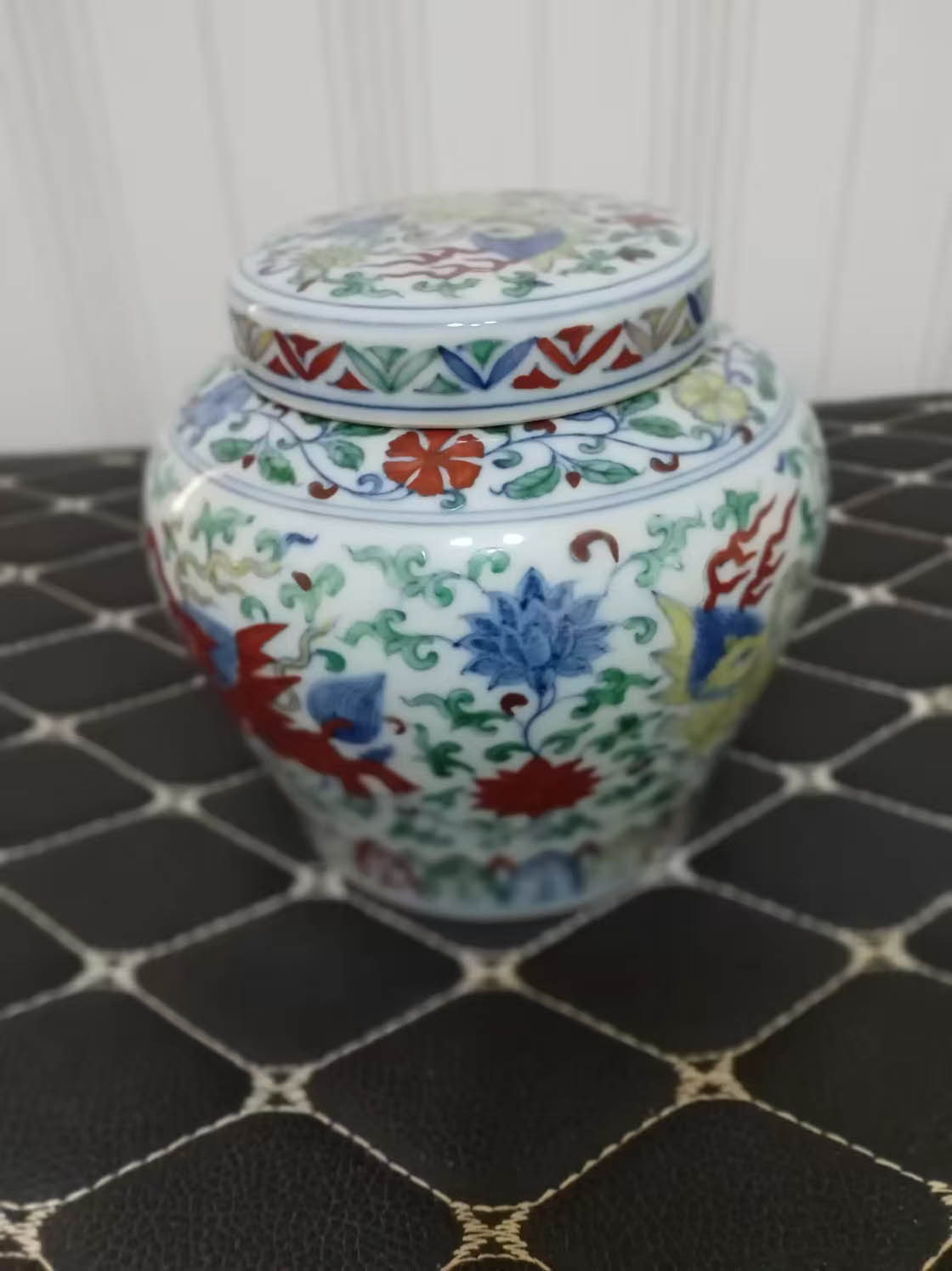 Tianzi Doucai small jar-国际艺术品交易网