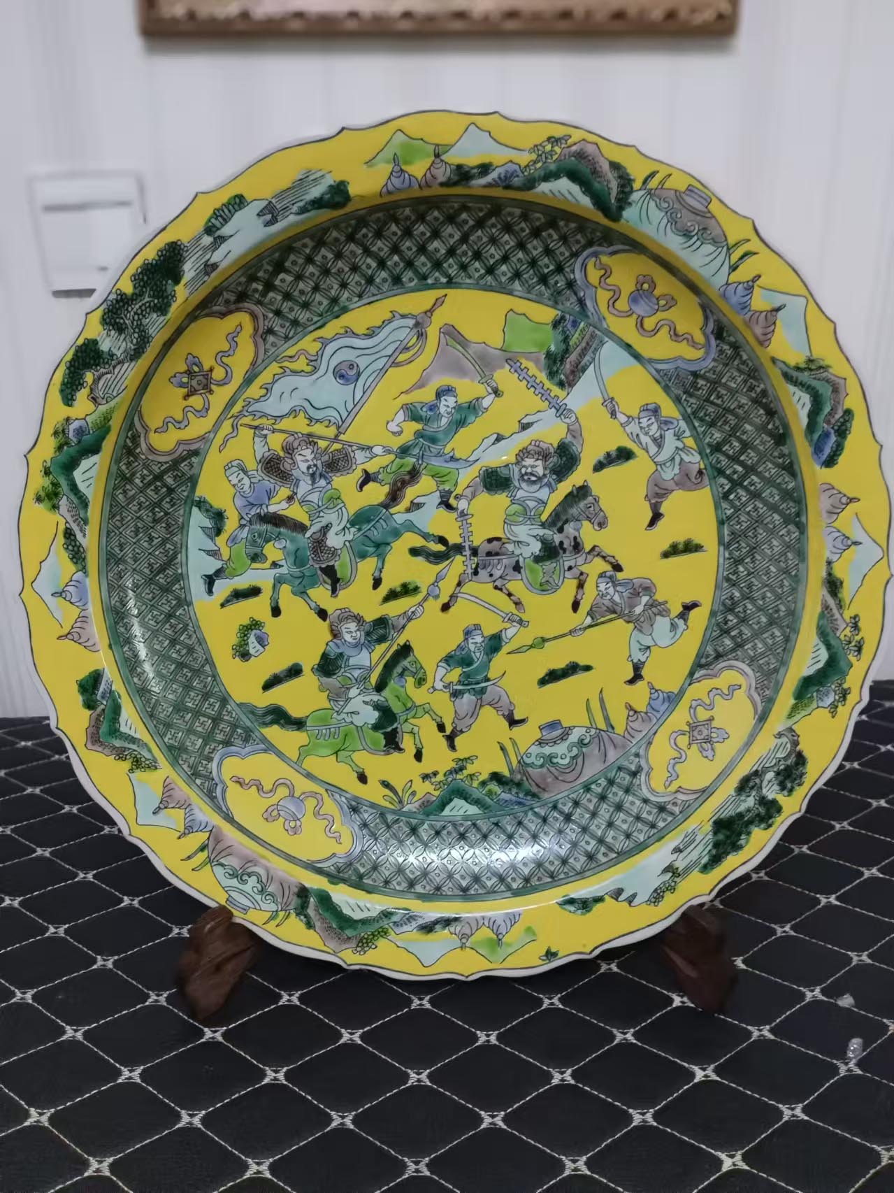 Yellow character reward plate-国际艺术品交易网