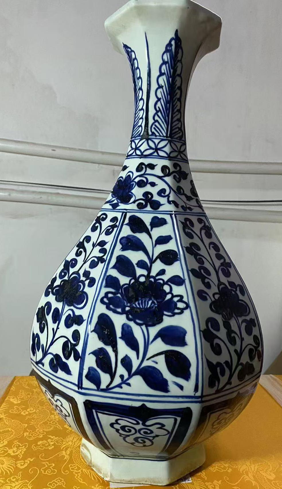 Yuan Dynasty tangled lotus pattern jade pot spring bottle porcelain-国际艺术品交易网