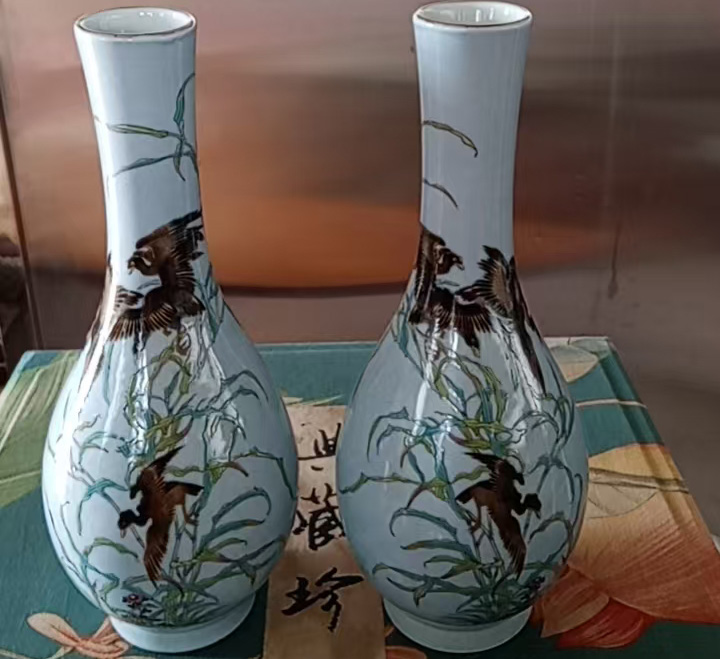 A pair of Qianlong pastel flower and bird pattern appreciation bottles-国际艺术品交易网