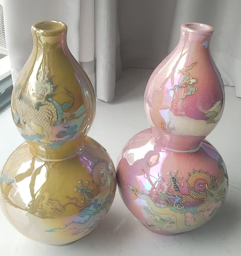 A pair of Qianlong powder porcelain dragon and phoenix auspicious gourd bottles-国际艺术品交易网