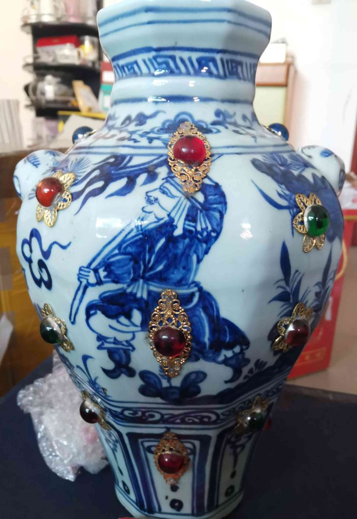 图片[1]-A pair of blue and blue characters inlaid with gem bottles-国际艺术品交易网