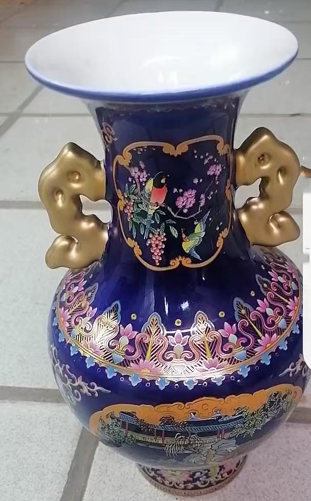 A pair of enamel double-eared bottles made in the year of Qianlong in the Qing Dynasty-国际艺术品交易网