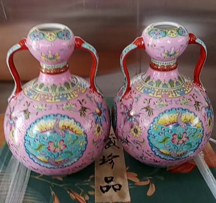 A pair of enamel moon bottles-国际艺术品交易网