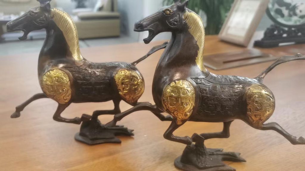 图片[1]-A pair of horses and flying swallows-国际艺术品交易网