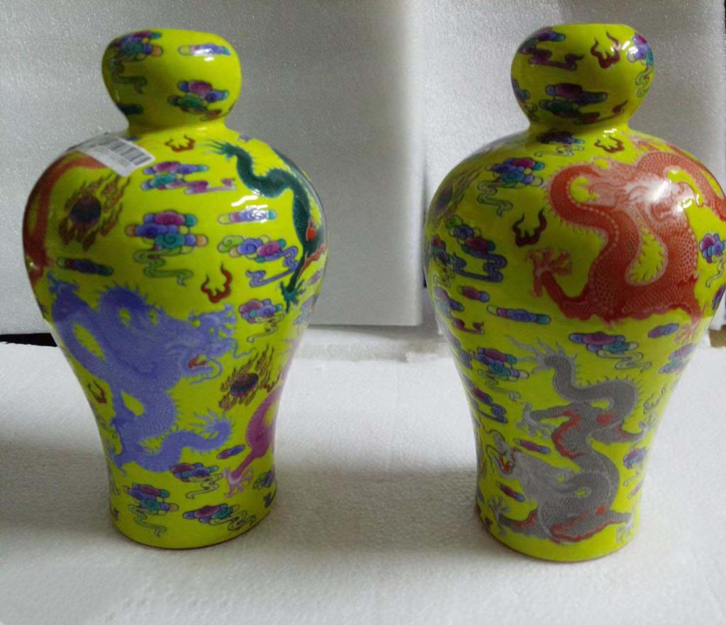 图片[1]-A pair of pastel dragon pattern plum bottles in Kangxi, Qing Dynasty-国际艺术品交易网