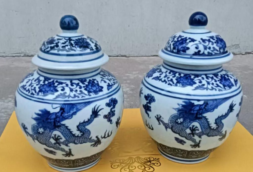 图片[1]-A pair of small flower pots with blue and white characters and stories-国际艺术品交易网