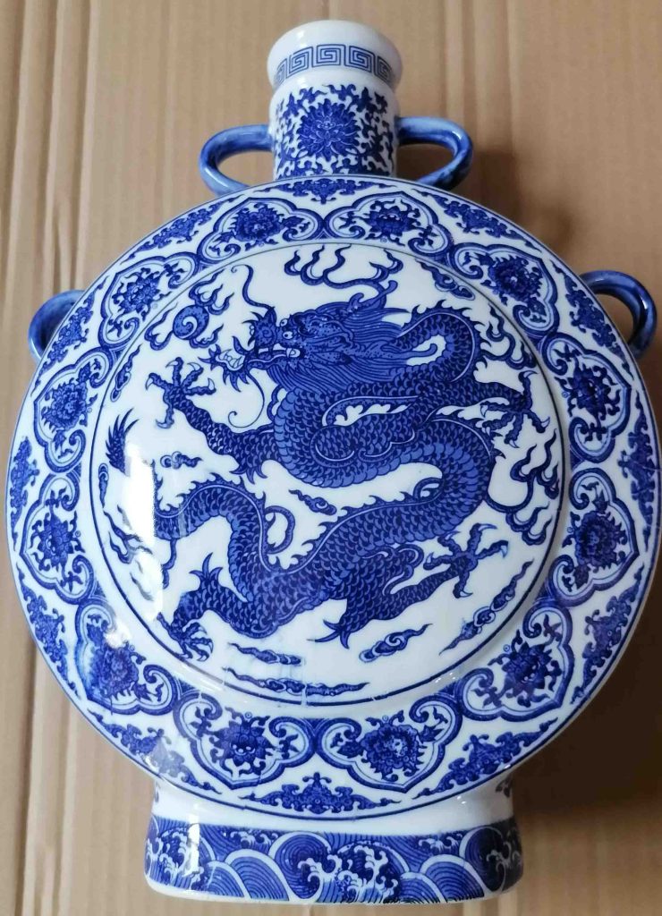 图片[1]-Blue and blue hand-painted dragon pattern double-eared flat bottle-国际艺术品交易网