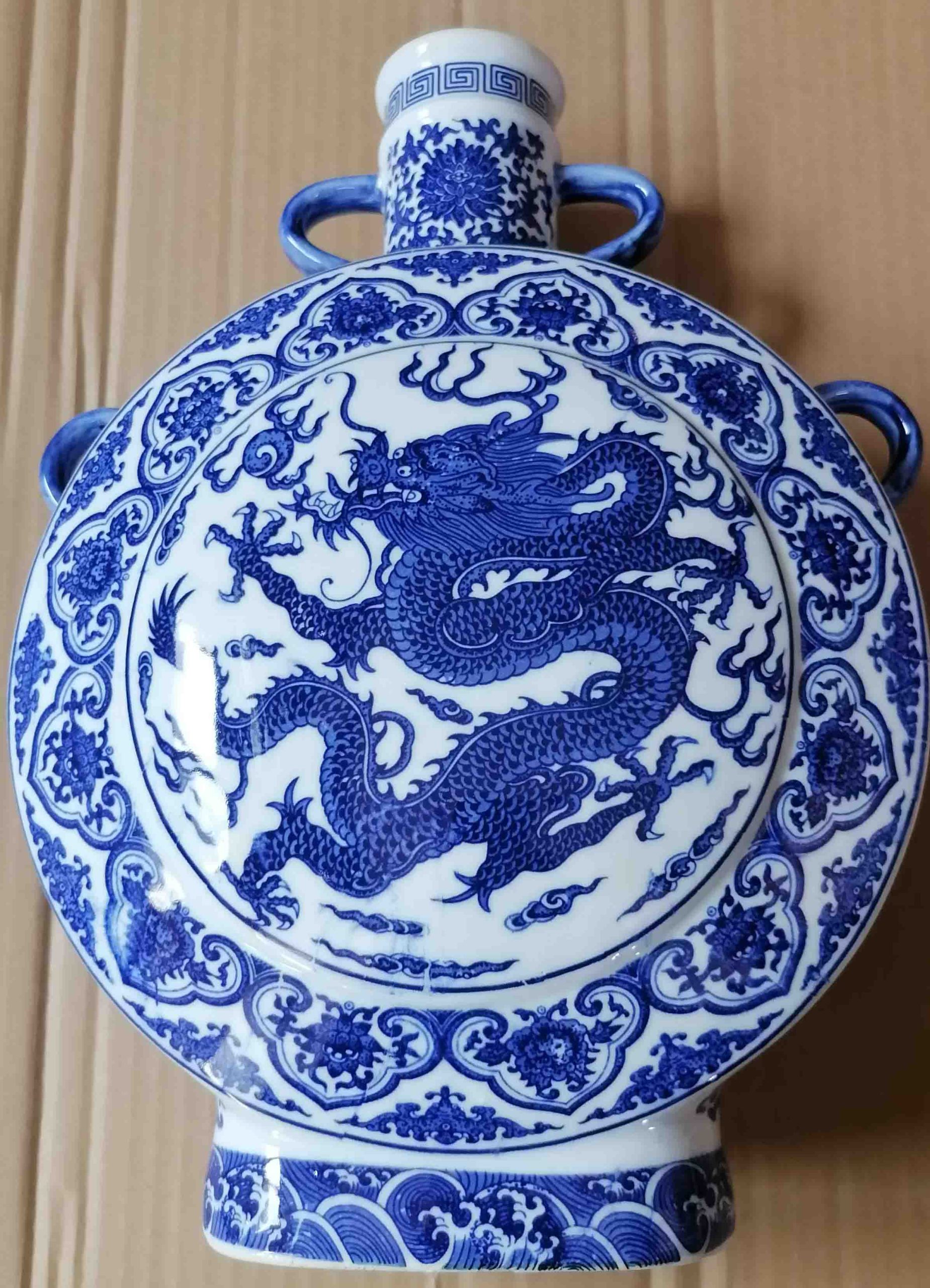 Blue and blue hand-painted dragon pattern double-eared flat bottle-国际艺术品交易网