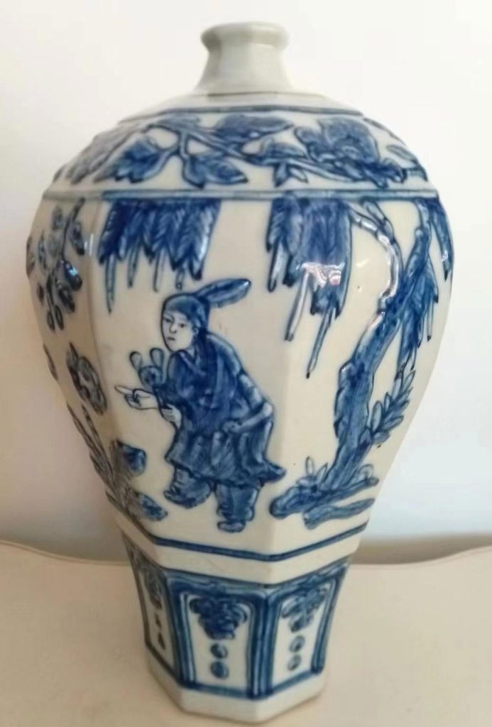 图片[1]-Blue and flower pile plastic eight-edged character story plum bottle-国际艺术品交易网