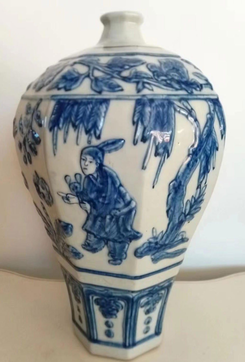 Blue and flower pile plastic eight-edged character story plum bottle-国际艺术品交易网