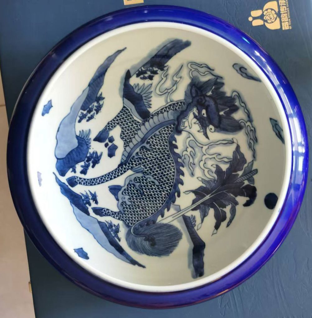 图片[1]-Blue flower over the wall dragon pattern plate-国际艺术品交易网