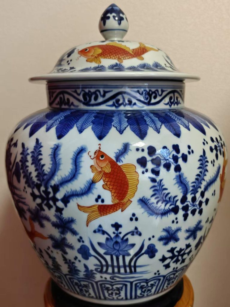 图片[1]-Daming Jiajing Year Blue Flower Plus Colorful Fish Algae Pattern Lid Can-国际艺术品交易网