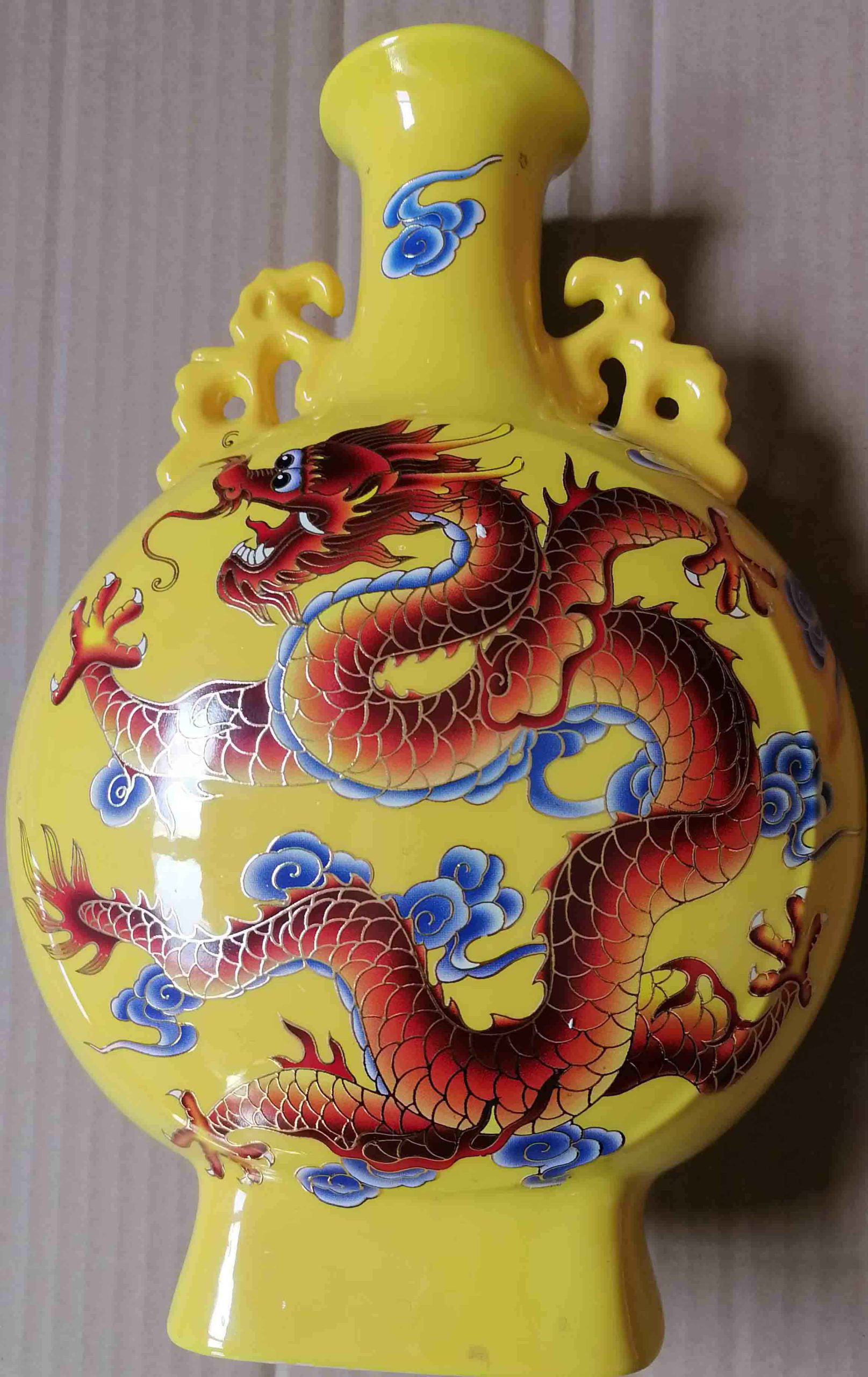 Dragon and phoenix treasure small vase porcelain-国际艺术品交易网