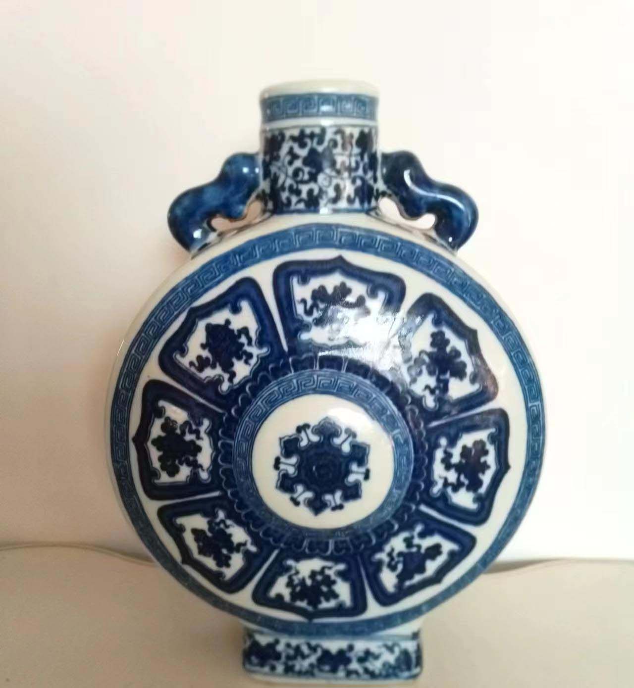 Eight-treasure flat bottle in Qianlong official kiln in the Qing Dynasty-国际艺术品交易网