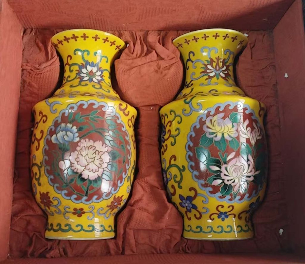 图片[1]-Emperor Qianlong of the Qing Dynasty yellow pinched silk enamel dragon pattern appreciation bottle-国际艺术品交易网