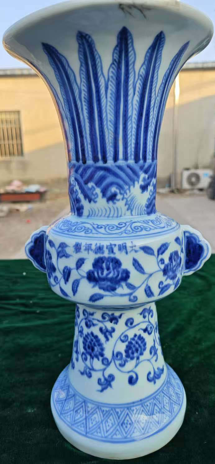 Hand-painted blue and white porcelain-国际艺术品交易网