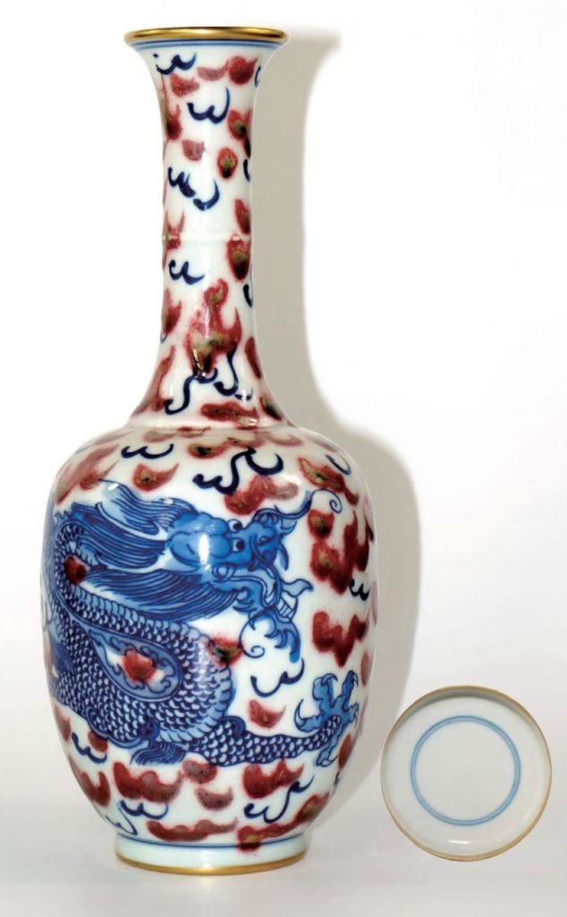 图片[1]-Jingdezhen Daqing Qianlong blue and white glaze red dragon wears clouds thin neck bottle-国际艺术品交易网